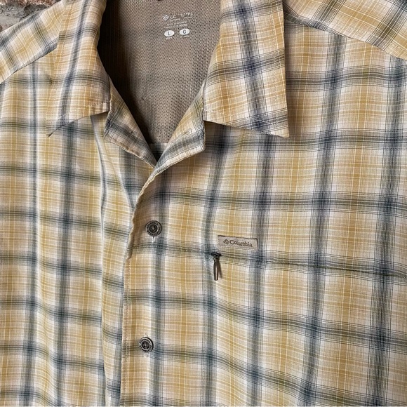 Mens Columbia plaid short sleeved shirt. - Picture 2 of 7